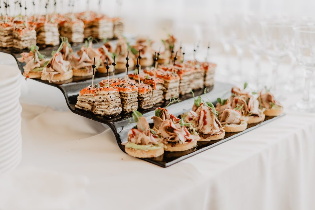 Verschiedene Häppchen und Snacks, schön angerichtet auf modernen Tellern in der Hochzeitslocation Café Schauburg Duderstadt