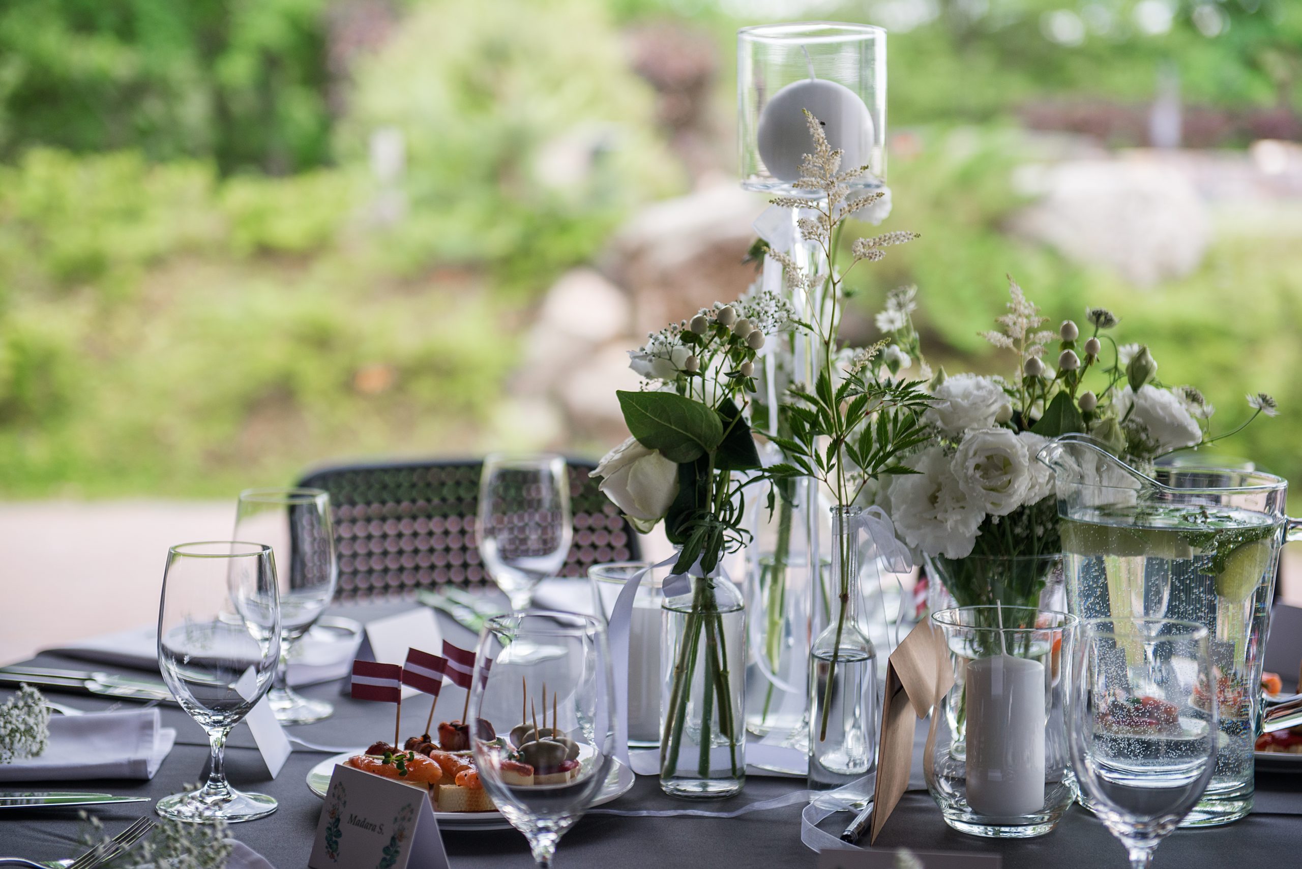 Schöne, schlichte und elegante Tischdeko mit Blumen in der Konfirmation Location, Kommunion Location, Firmung Location und Taufe Location im Café Schauburg Duderstadt